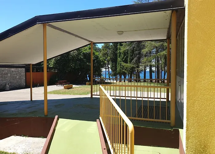 Youth Pinesta אכסניה Novigrad Istria