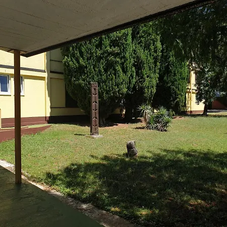 Albergue Youth Pinesta *