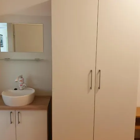 Youth Pinesta Vandrarhem *