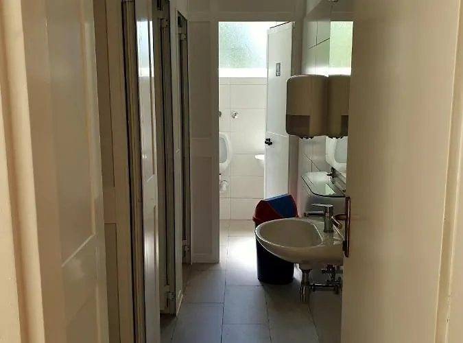 Youth Pinesta Vandrarhem *