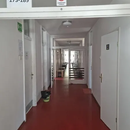 Youth Pinesta אכסניה *