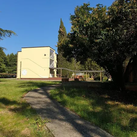 אכסניה Youth Pinesta