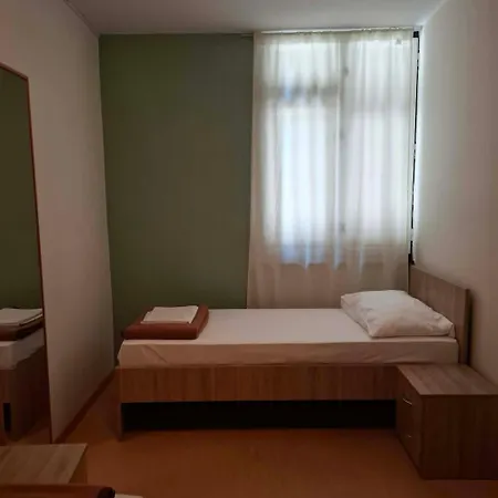 Hostel Youth Pinesta