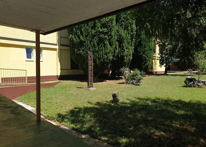 Hostel Youth Pinesta *