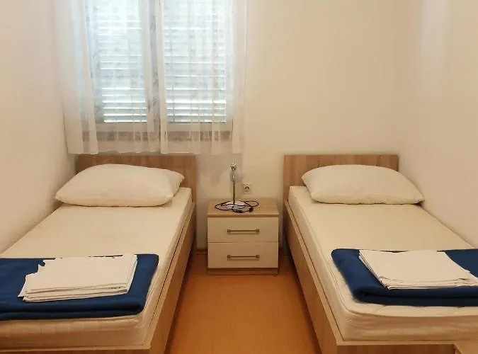 Youth Pinesta Hostel Novigrad Istria